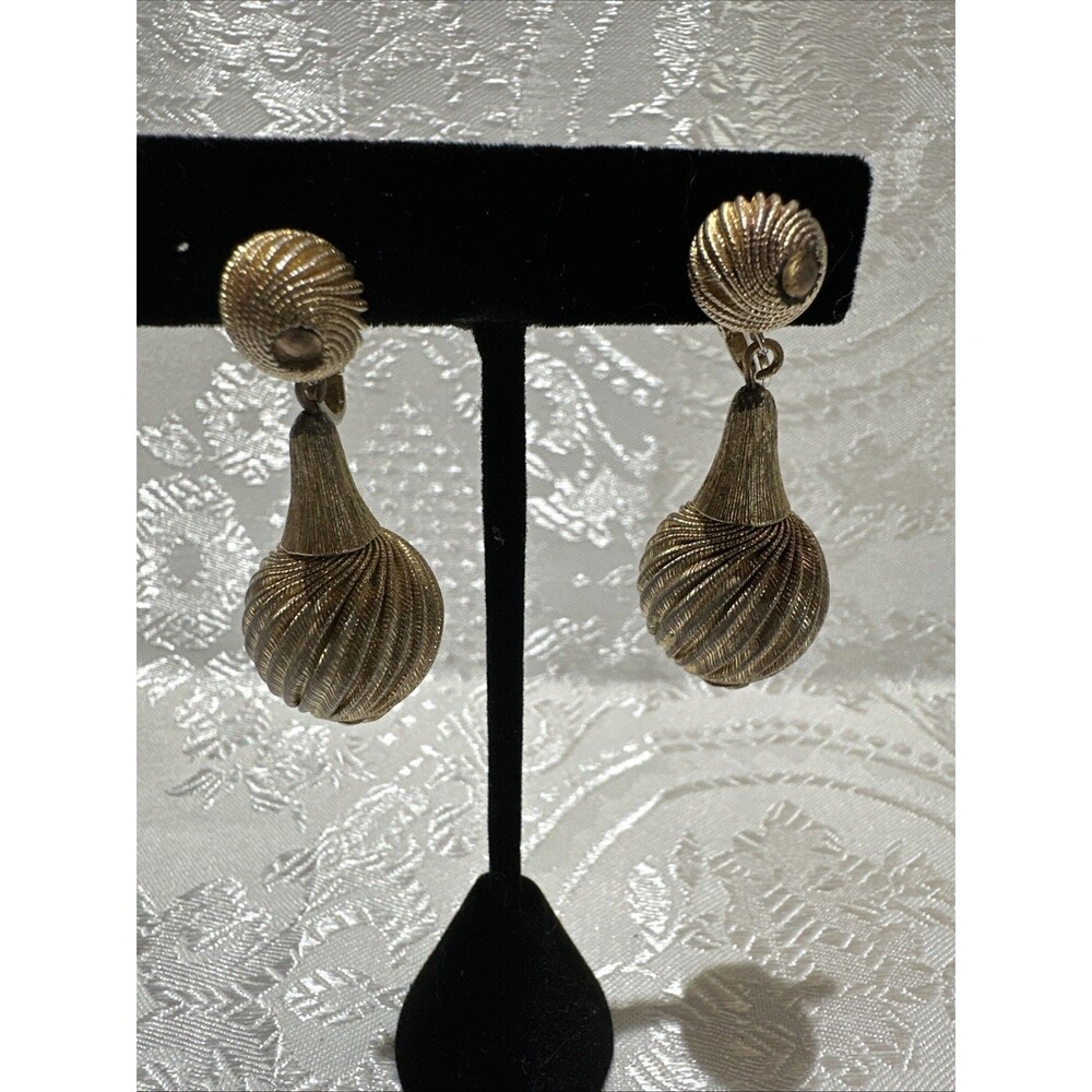 Vintage Crown Tifari Gold Tone Clipon Earrings
